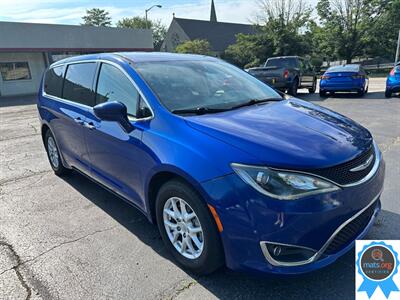 2020 Chrysler Pacifica Touring   - Photo 2 - Richmond, IN 47374