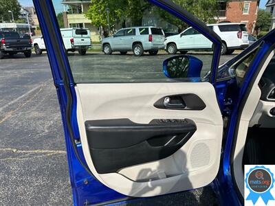 2020 Chrysler Pacifica Touring   - Photo 8 - Richmond, IN 47374