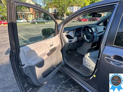 2018 Toyota Sienna XLE 7-Passenger AWD   - Photo 6 - Richmond, IN 47374