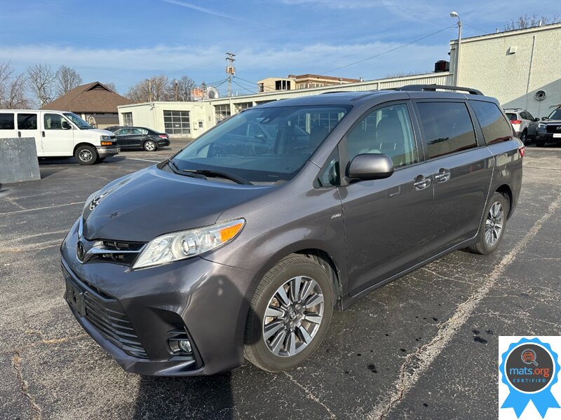 2018 Toyota Sienna XLE Premium's photo