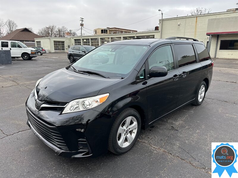 2020 Toyota Sienna LE's photo