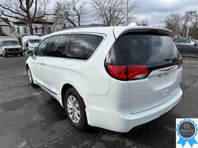 2017 Chrysler Pacifica Touring-L   - Photo 4 - Richmond, IN 47374