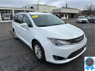 2017 Chrysler Pacifica Touring-L   - Photo 2 - Richmond, IN 47374