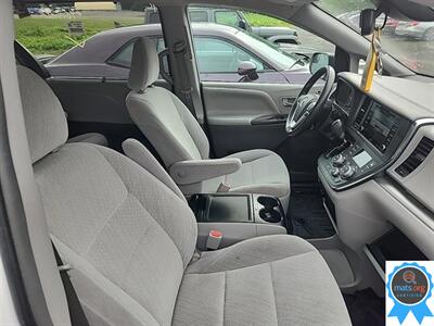 2019 Toyota Sienna LE 8-Passenger   - Photo 10 - Richmond, IN 47374