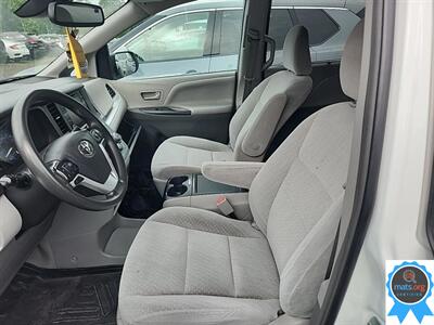 2019 Toyota Sienna LE 8-Passenger   - Photo 6 - Richmond, IN 47374