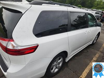 2019 Toyota Sienna LE 8-Passenger   - Photo 4 - Richmond, IN 47374