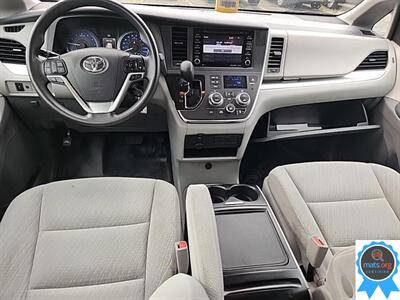 2019 Toyota Sienna LE 8-Passenger   - Photo 9 - Richmond, IN 47374