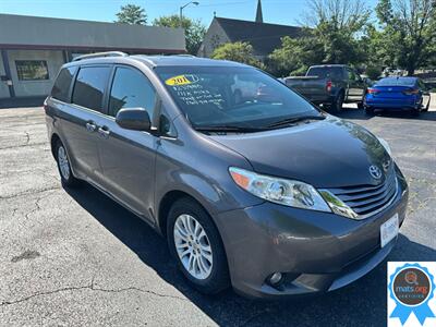 2017 Toyota Sienna XLE 8-Passenger   - Photo 2 - Richmond, IN 47374