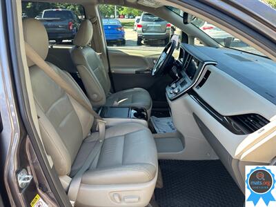 2017 Toyota Sienna XLE 8-Passenger   - Photo 12 - Richmond, IN 47374
