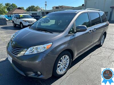 2017 Toyota Sienna XLE 8-Passenger   - Photo 1 - Richmond, IN 47374