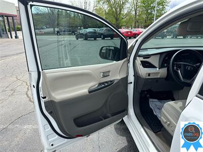 2015 Toyota Sienna LE 8-Passenger   - Photo 5 - Richmond, IN 47374