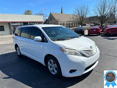 2015 Toyota Sienna LE 8-Passenger   - Photo 2 - Richmond, IN 47374