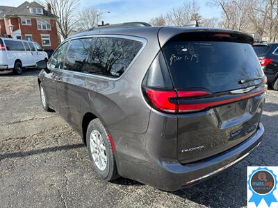 2022 Chrysler Pacifica Touring L   - Photo 4 - Richmond, IN 47374