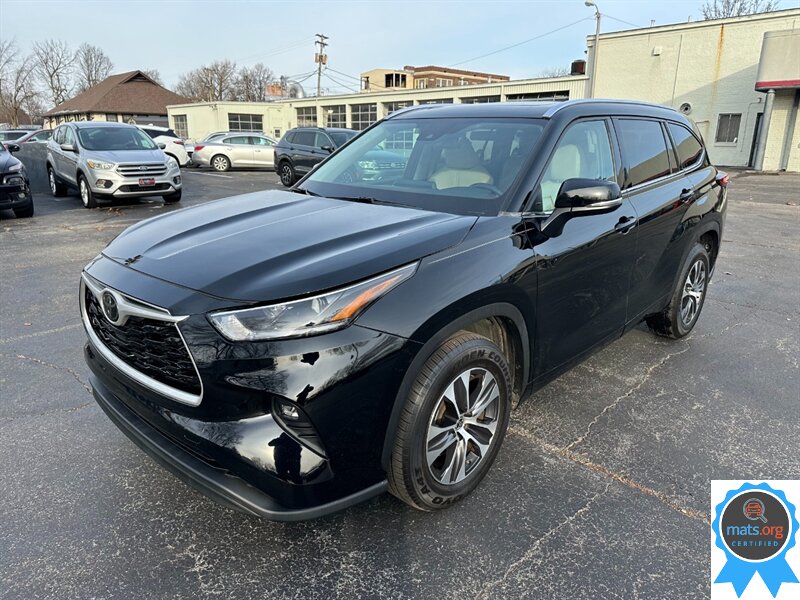 2021 Toyota Highlander XLE   - Photo 1 - Richmond, IN 47374
