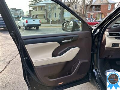 2021 Toyota Highlander XLE   - Photo 8 - Richmond, IN 47374