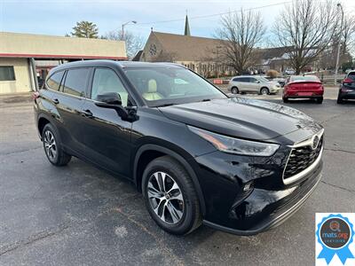 2021 Toyota Highlander XLE   - Photo 2 - Richmond, IN 47374