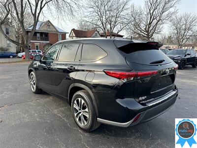 2021 Toyota Highlander XLE   - Photo 4 - Richmond, IN 47374