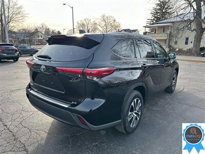 2021 Toyota Highlander XLE   - Photo 3 - Richmond, IN 47374