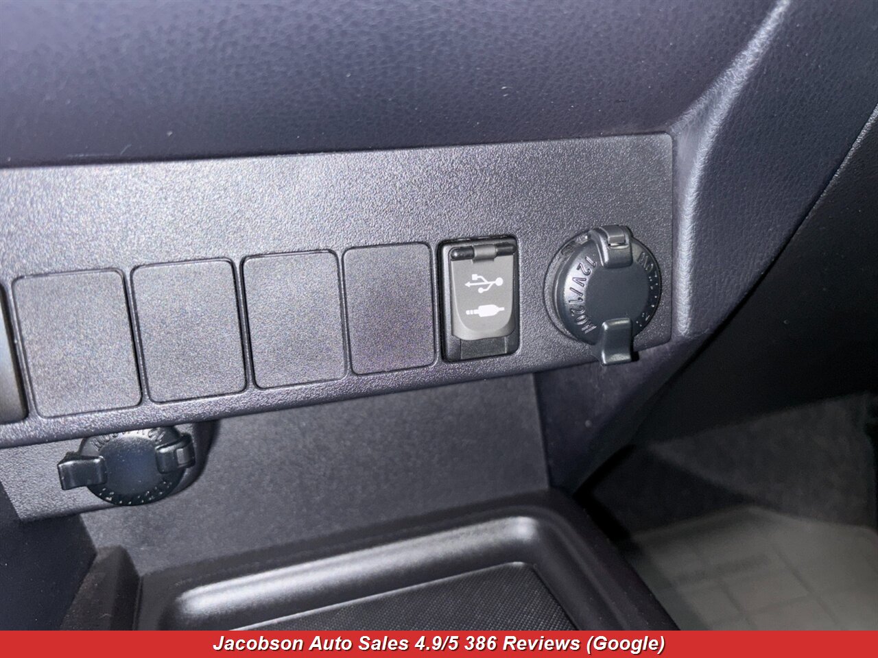 2015 Toyota RAV4 XLE AWD - Photo 21 - Oshkosh, WI 54901