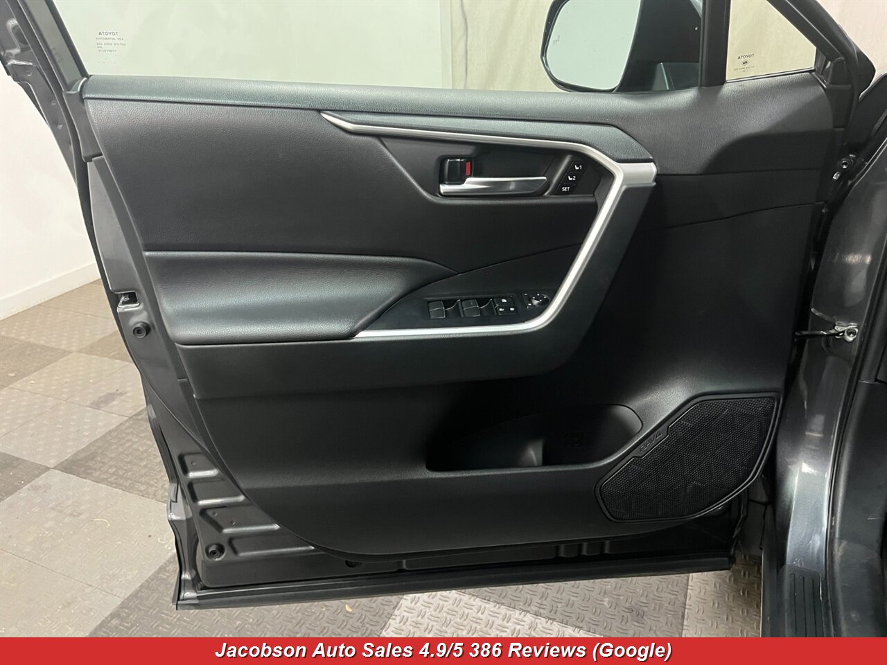2021 Toyota RAV4 Hybrid XLE Premium AWD - Photo 29 - Oshkosh, WI 54901