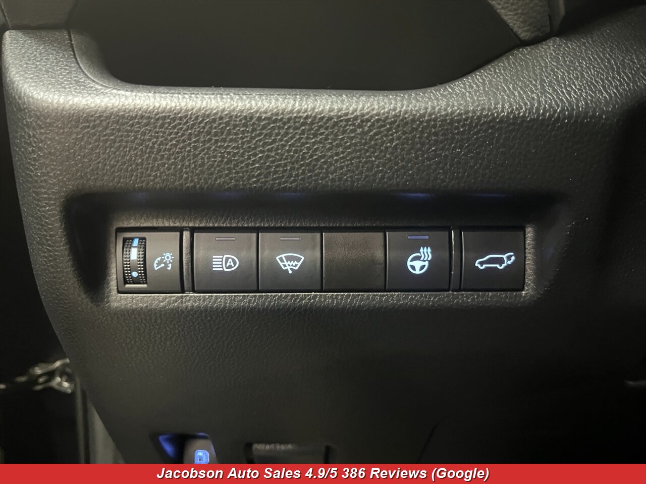 2021 Toyota RAV4 Hybrid XLE Premium AWD - Photo 6 - Oshkosh, WI 54901