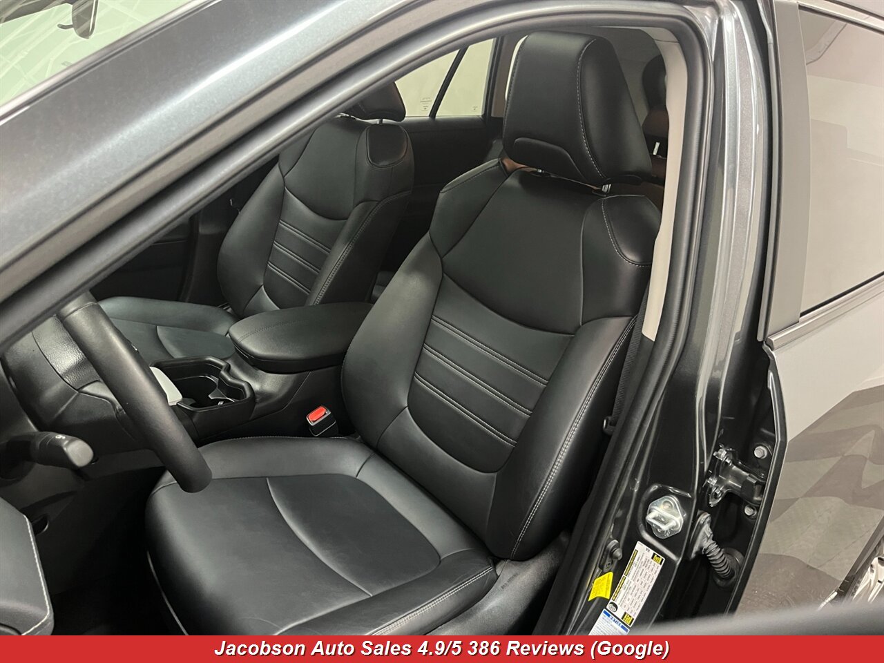 2021 Toyota RAV4 Hybrid XLE Premium AWD - Photo 33 - Oshkosh, WI 54901