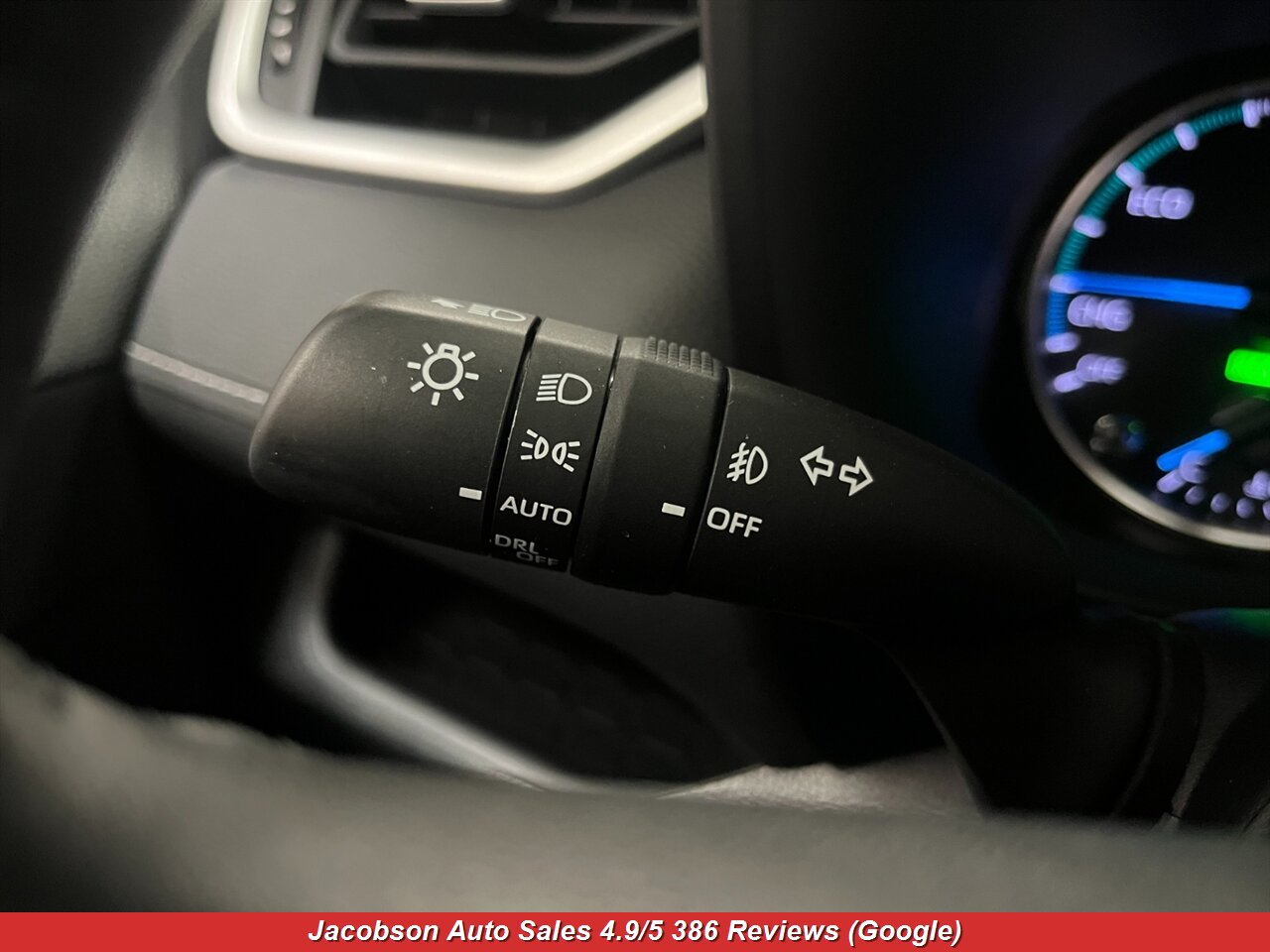 2021 Toyota RAV4 Hybrid XLE Premium AWD - Photo 8 - Oshkosh, WI 54901