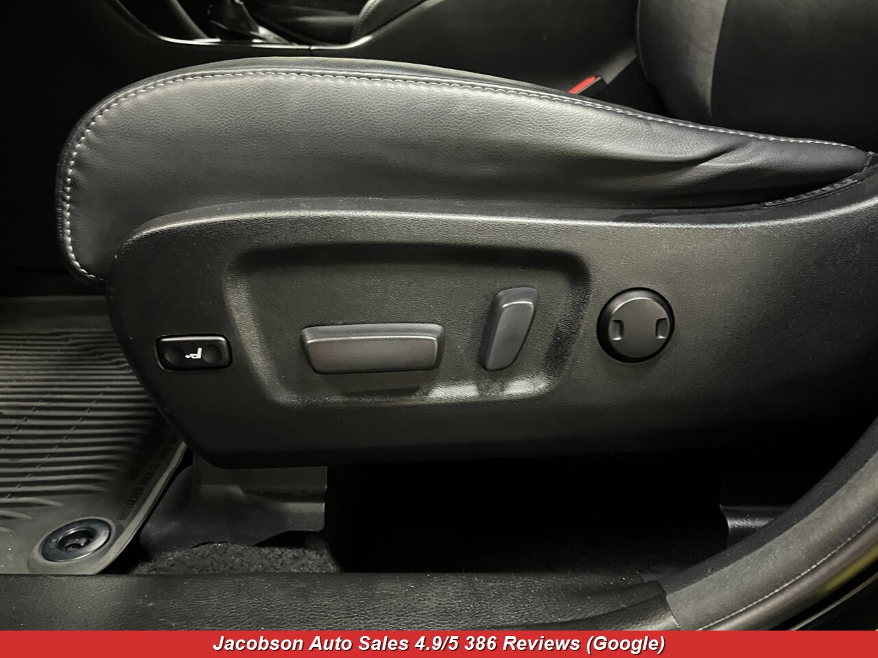 2017 Toyota Highlander SE AWD - Photo 30 - Oshkosh, WI 54901