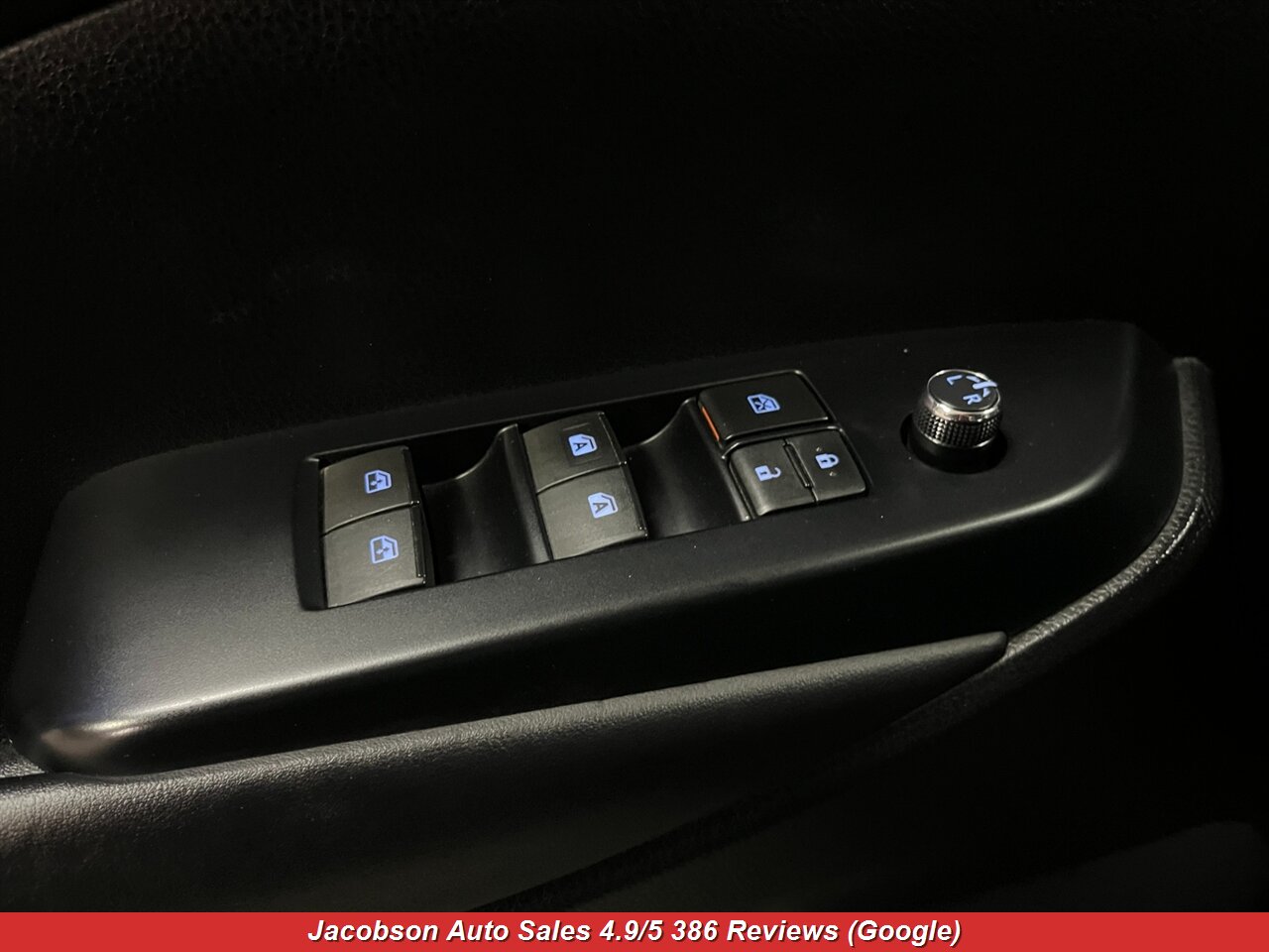 2017 Toyota Highlander SE AWD - Photo 3 - Oshkosh, WI 54901