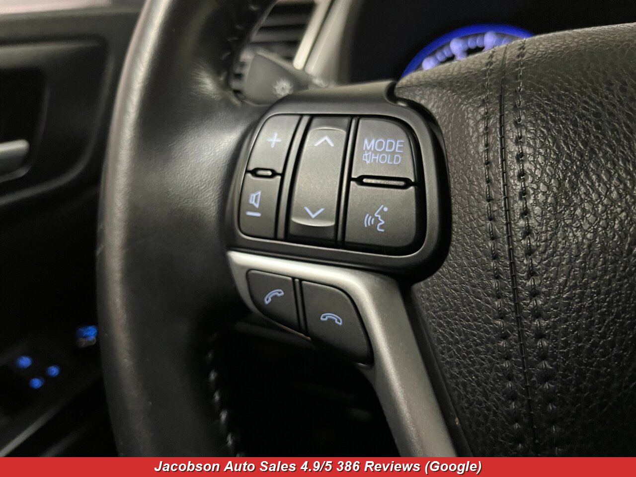 2017 Toyota Highlander SE AWD - Photo 6 - Oshkosh, WI 54901