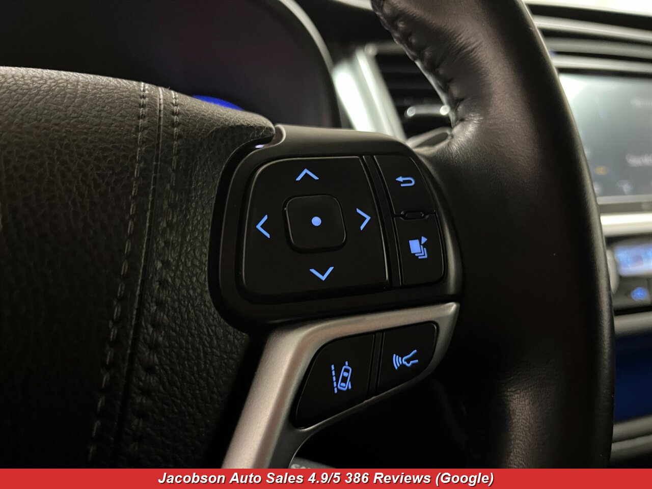 2017 Toyota Highlander SE AWD - Photo 8 - Oshkosh, WI 54901