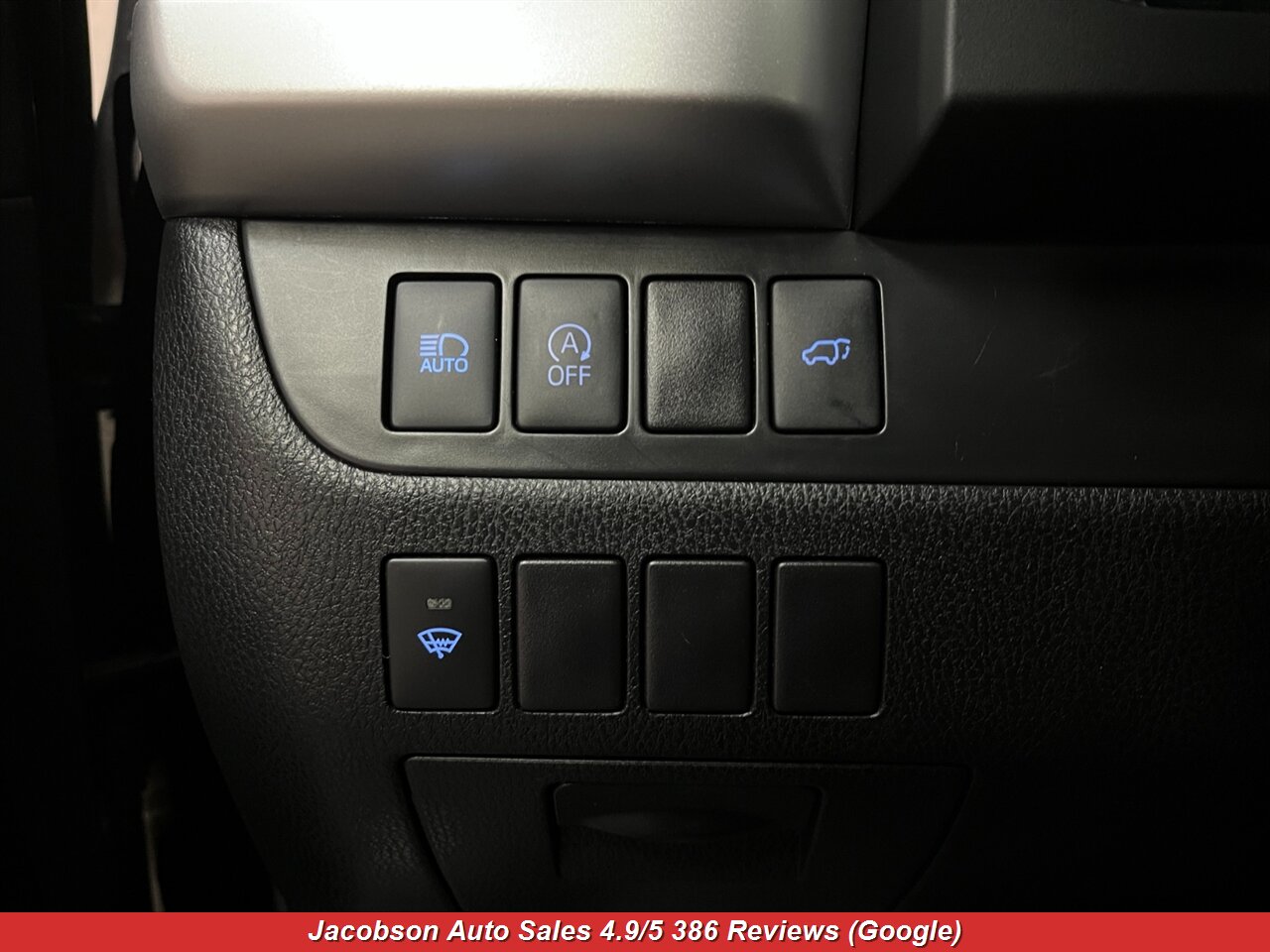 2017 Toyota Highlander SE AWD - Photo 4 - Oshkosh, WI 54901