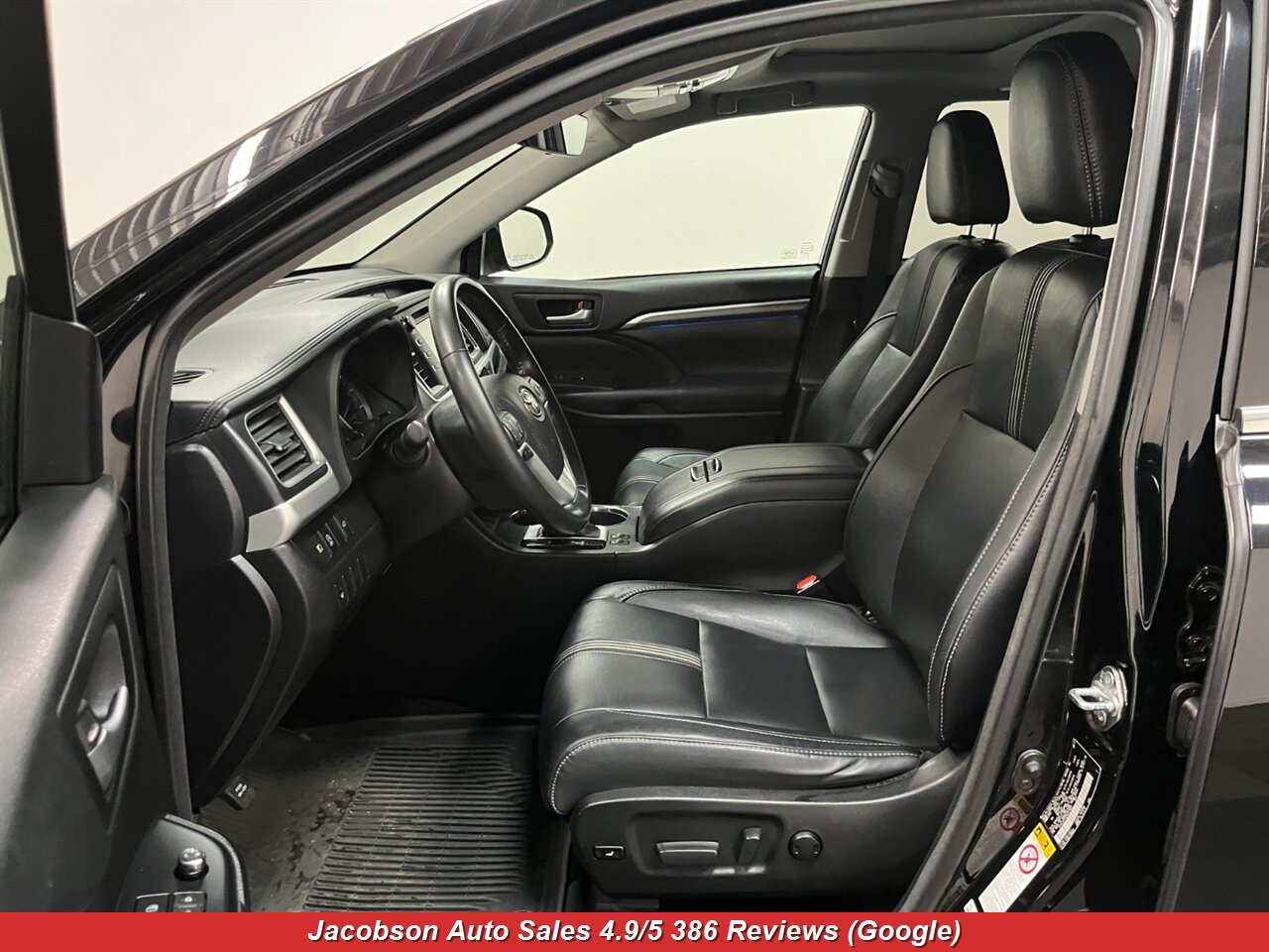 2017 Toyota Highlander SE AWD - Photo 31 - Oshkosh, WI 54901