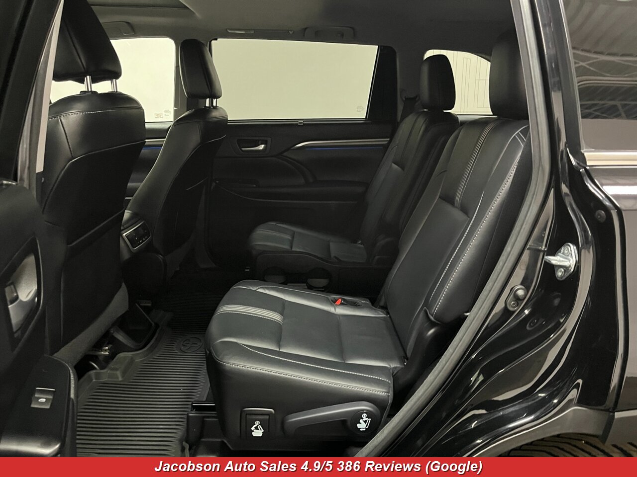 2017 Toyota Highlander SE AWD - Photo 34 - Oshkosh, WI 54901