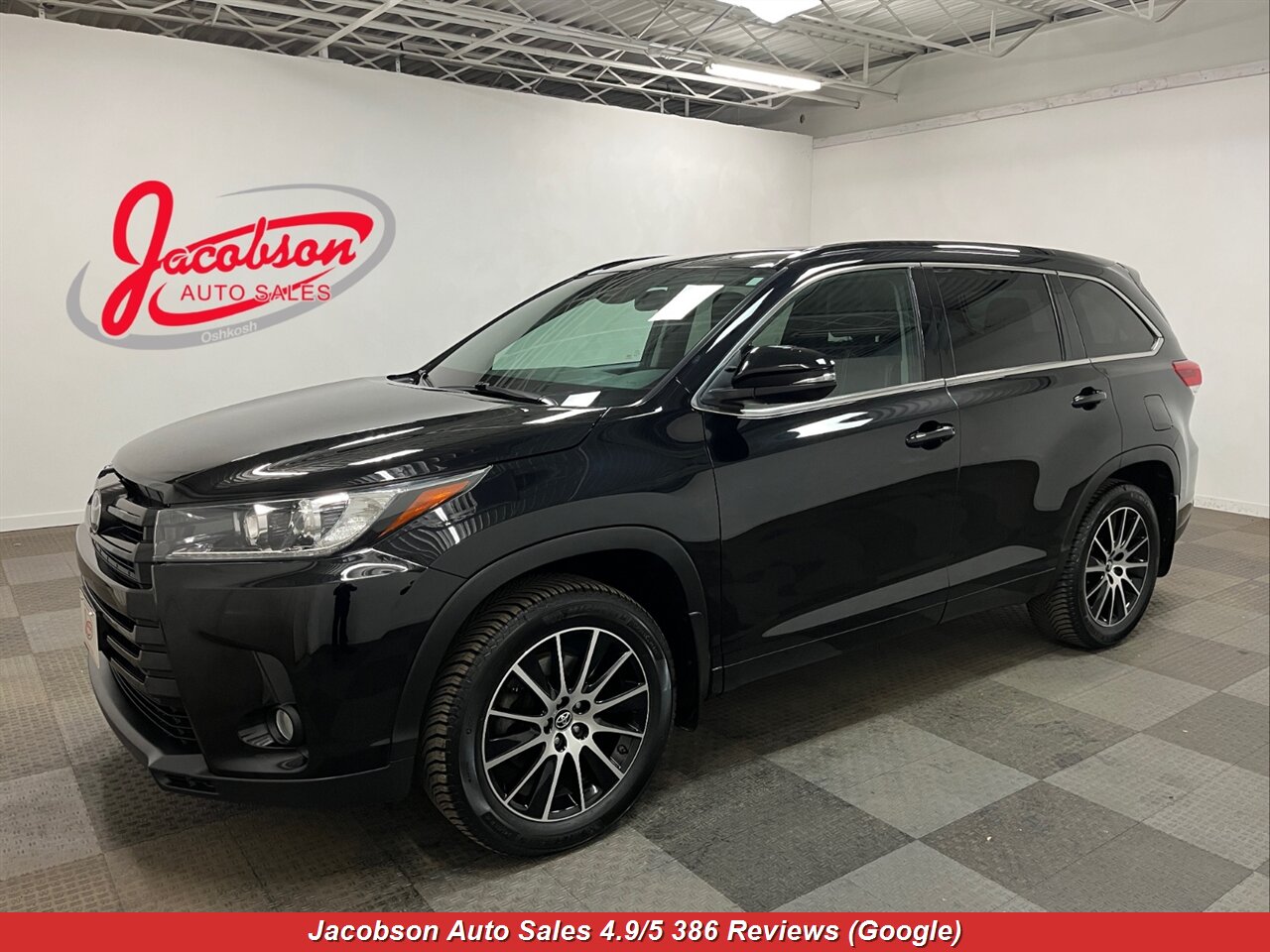 2017 Toyota Highlander SE AWD   - Photo 1 - Oshkosh, WI 54901