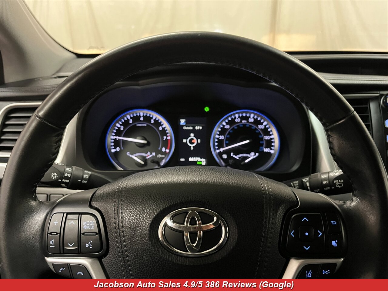 2017 Toyota Highlander SE AWD - Photo 12 - Oshkosh, WI 54901