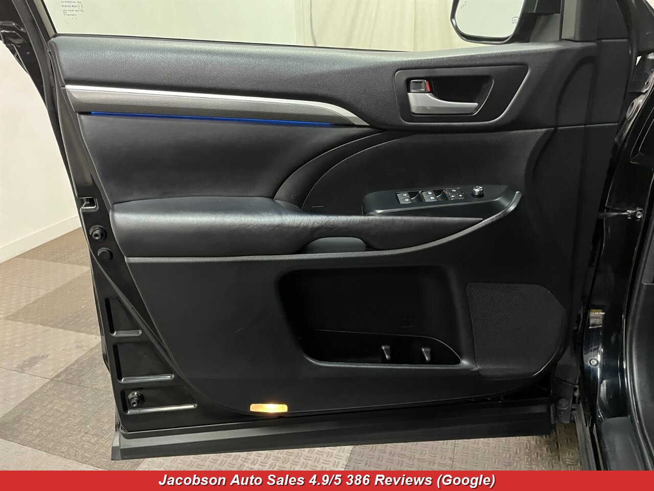 2017 Toyota Highlander SE AWD - Photo 28 - Oshkosh, WI 54901