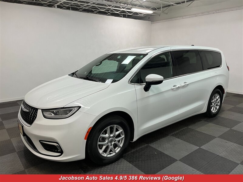 2023 Chrysler Pacifica Touring  