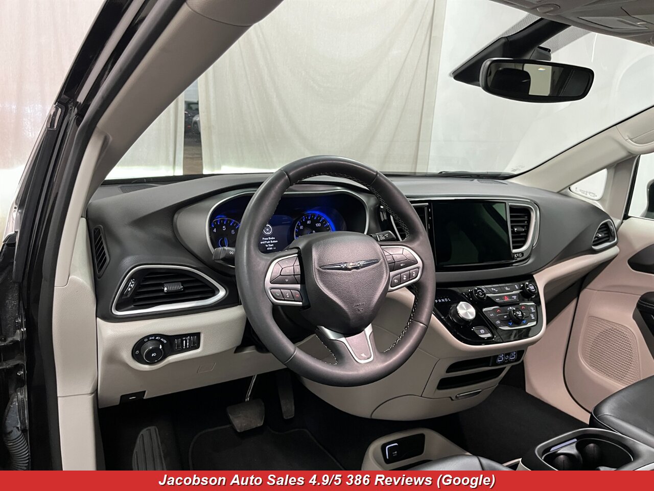 2024 Chrysler Pacifica Touring L - Photo 5 - Oshkosh, WI 54901