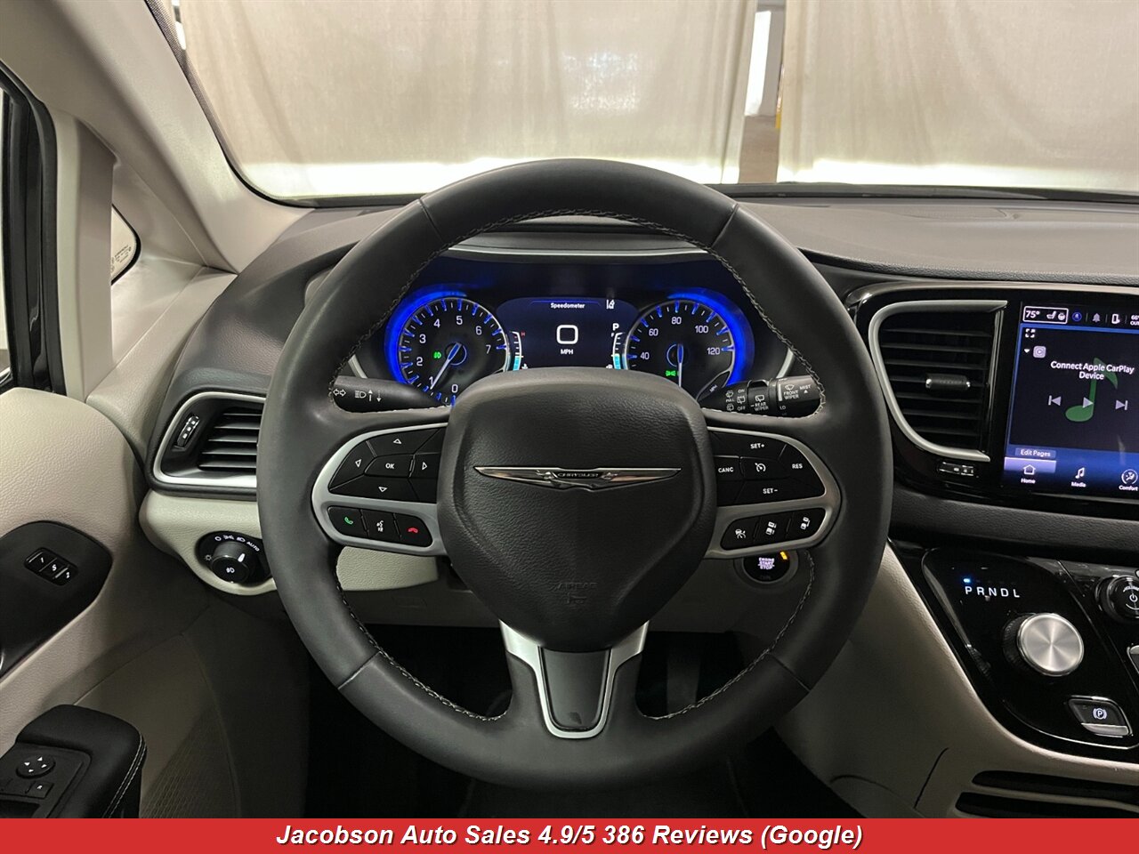 2024 Chrysler Pacifica Touring L - Photo 7 - Oshkosh, WI 54901