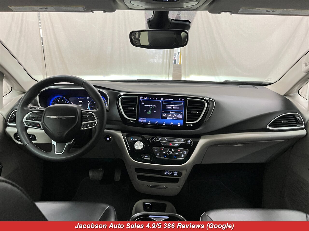 2024 Chrysler Pacifica Touring L - Photo 16 - Oshkosh, WI 54901