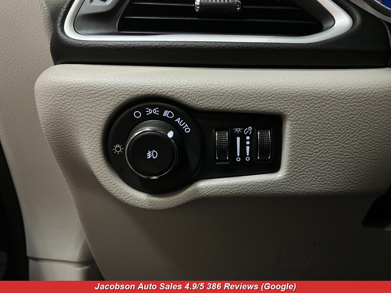 2024 Chrysler Pacifica Touring L - Photo 6 - Oshkosh, WI 54901
