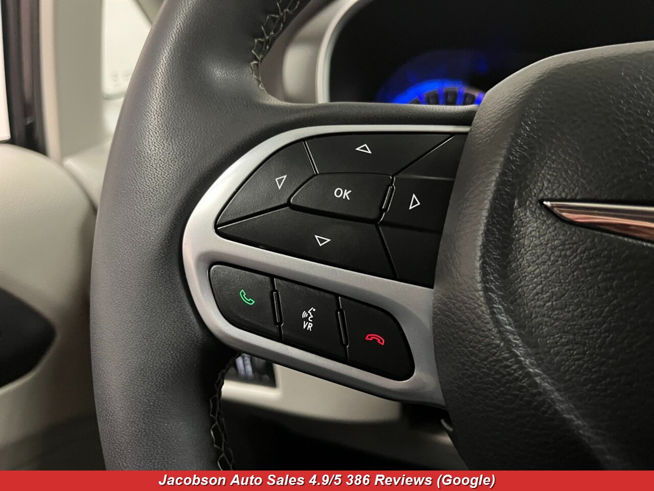 2024 Chrysler Pacifica Touring L - Photo 10 - Oshkosh, WI 54901