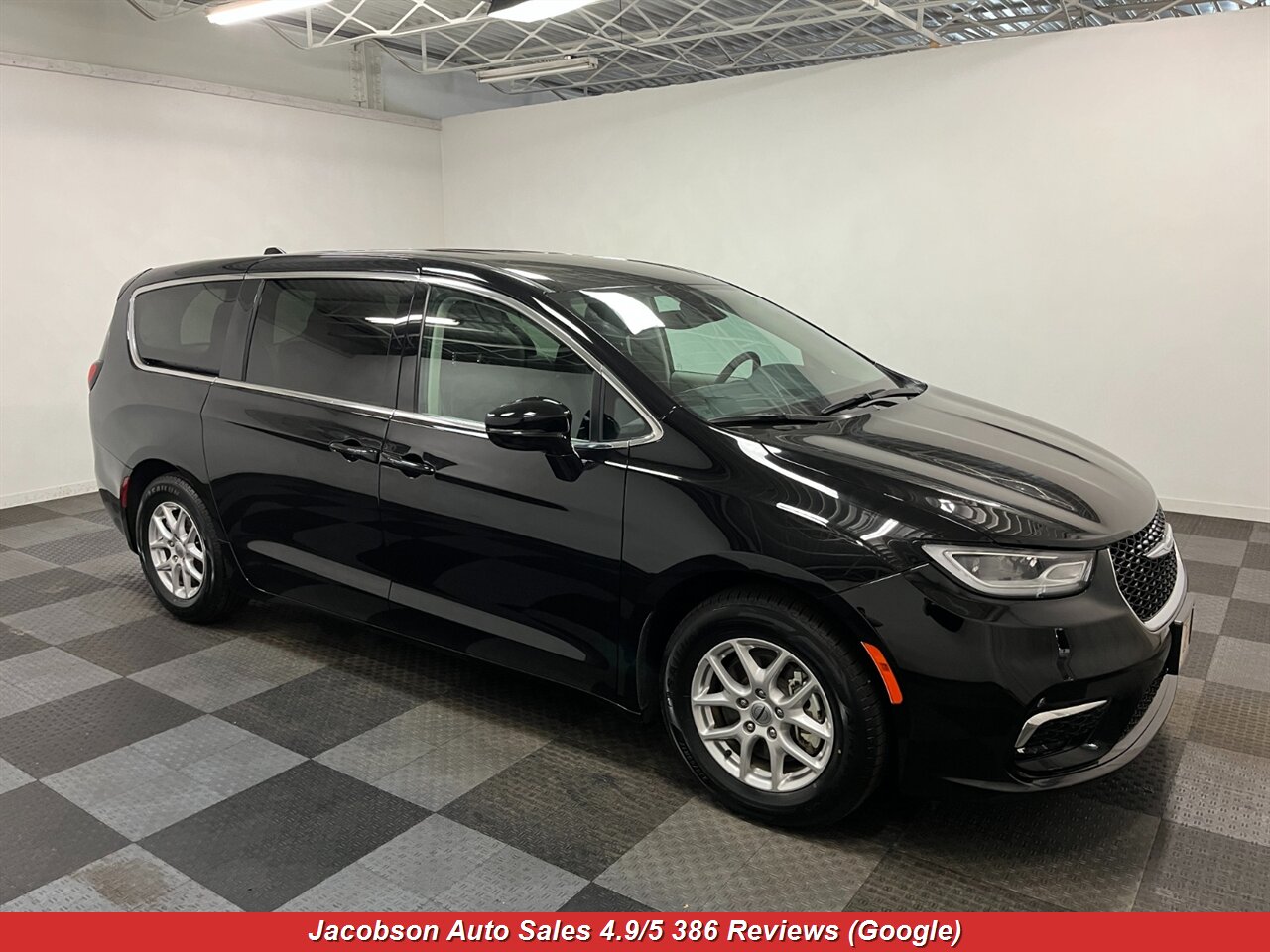 2024 Chrysler Pacifica Touring L - Photo 3 - Oshkosh, WI 54901
