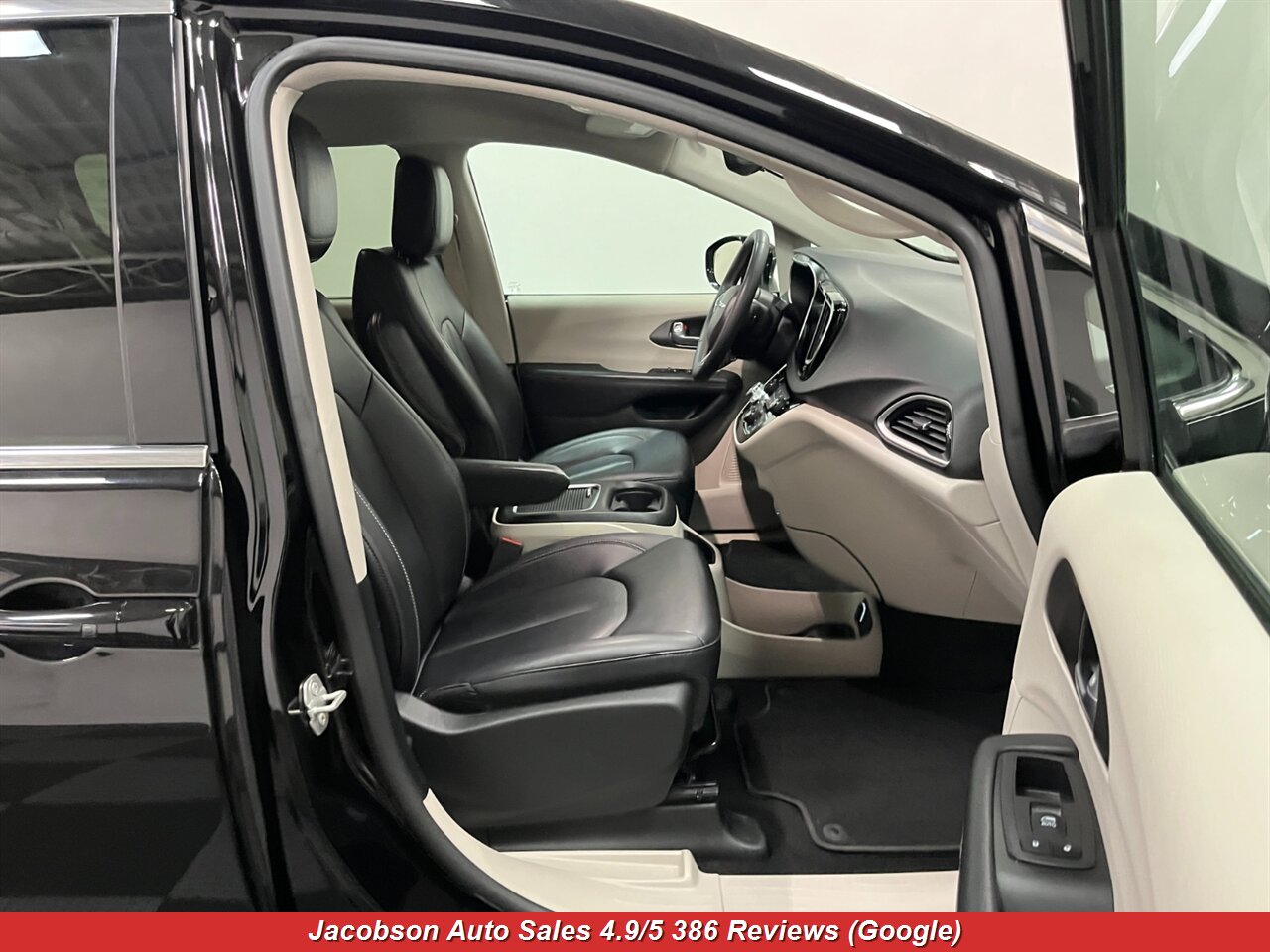 2024 Chrysler Pacifica Touring L - Photo 50 - Oshkosh, WI 54901