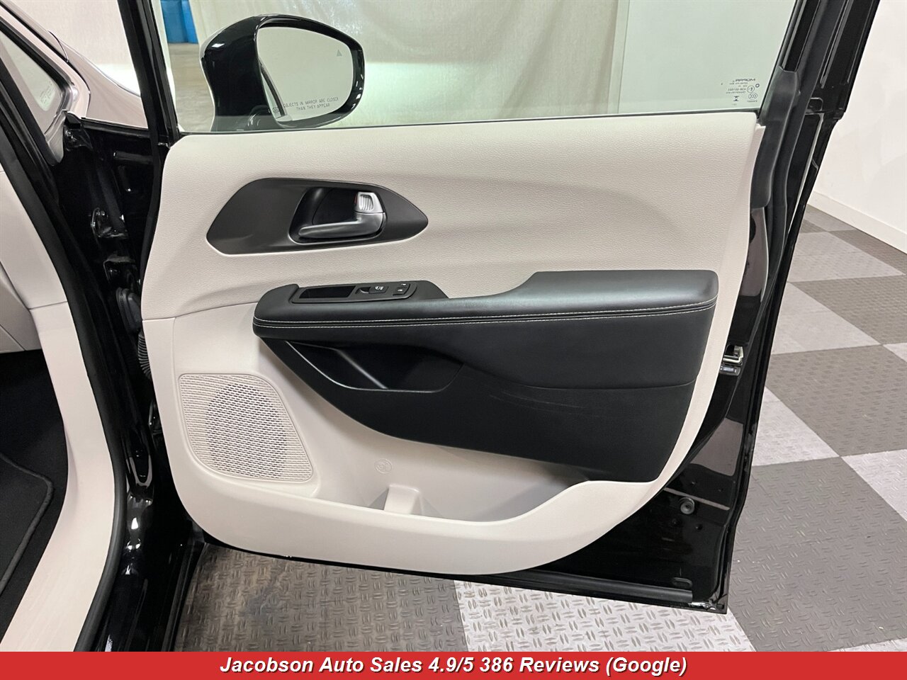 2024 Chrysler Pacifica Touring L - Photo 48 - Oshkosh, WI 54901