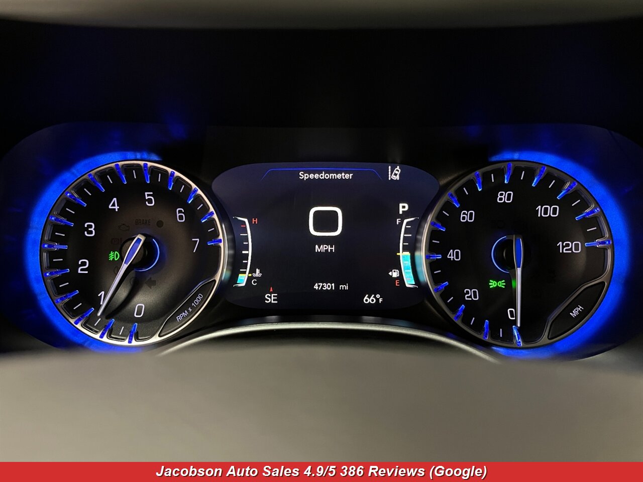 2024 Chrysler Pacifica Touring L - Photo 11 - Oshkosh, WI 54901
