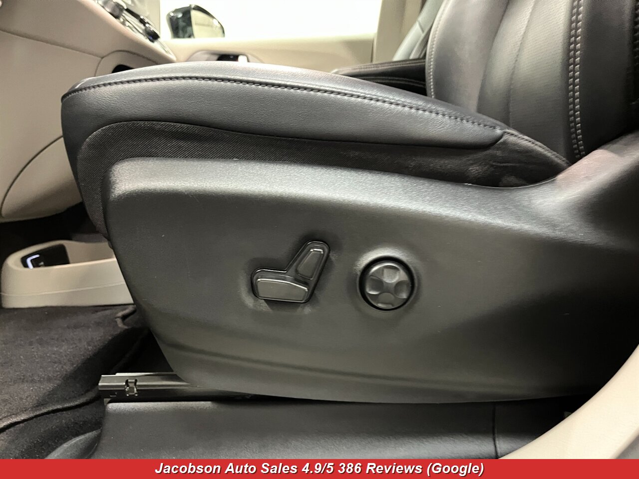 2024 Chrysler Pacifica Touring L - Photo 36 - Oshkosh, WI 54901