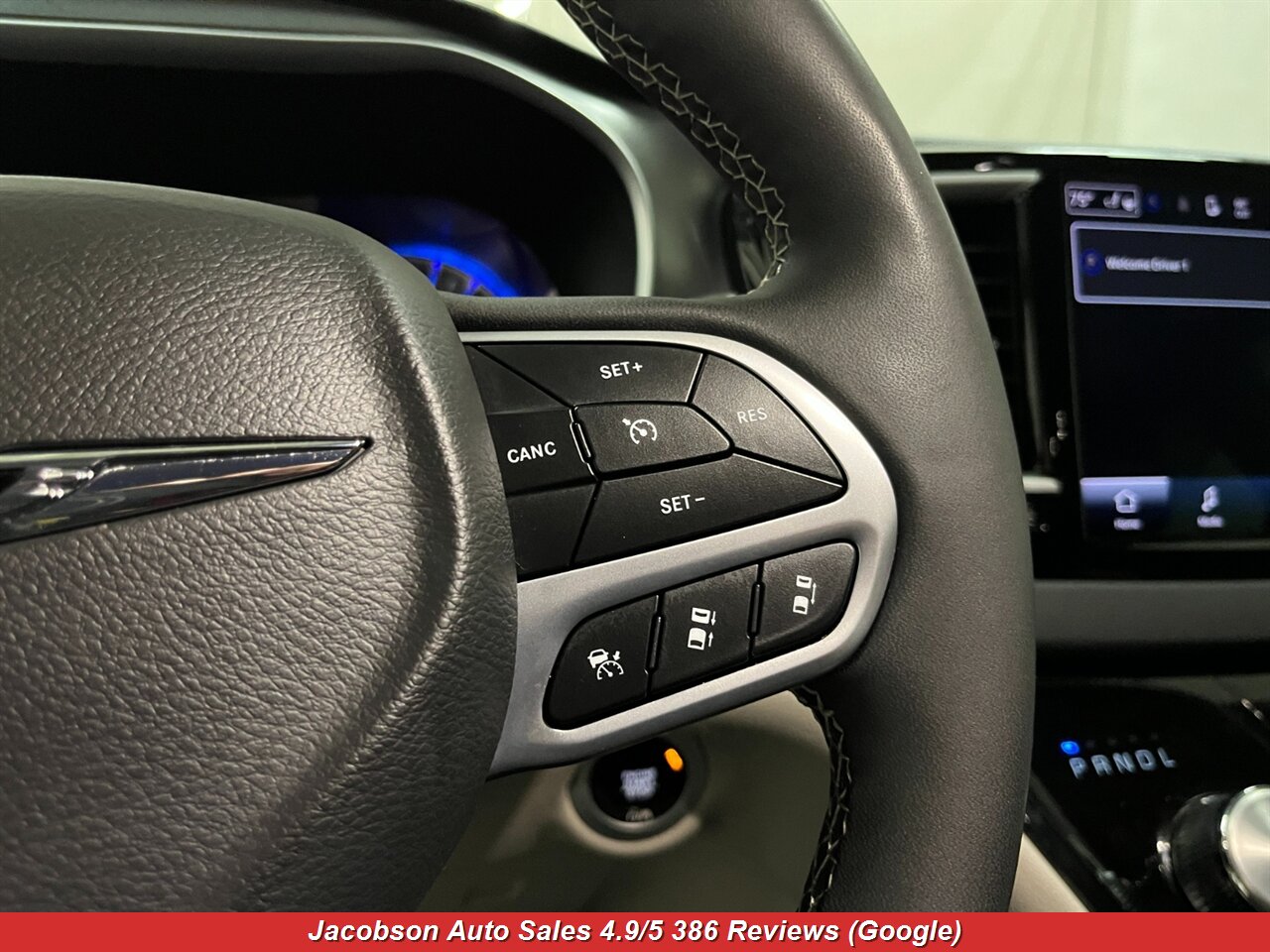 2024 Chrysler Pacifica Touring L - Photo 13 - Oshkosh, WI 54901