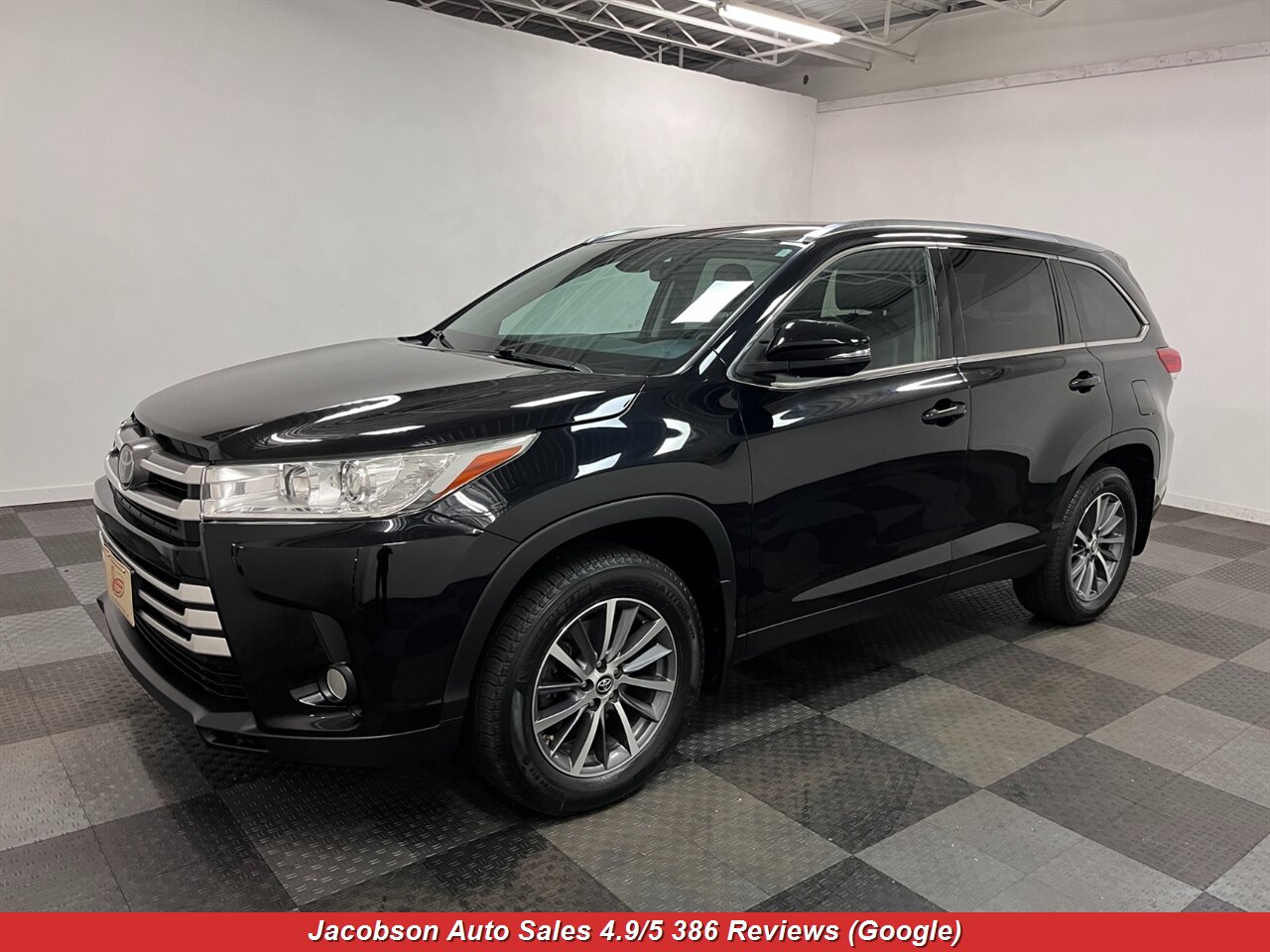2019 Toyota Highlander XLE AWD   - Photo 1 - Oshkosh, WI 54901
